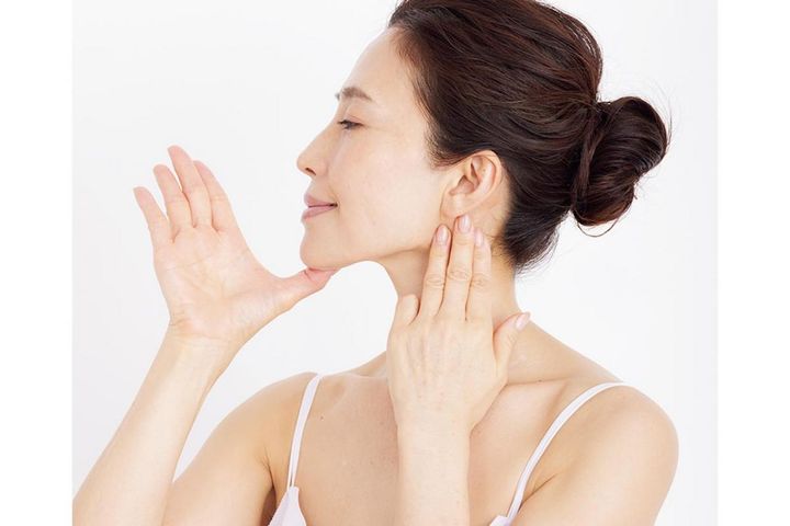 横顔が変わるフェイスラインケア。親指であご下を引っぱる筋膜リフトを片側11秒