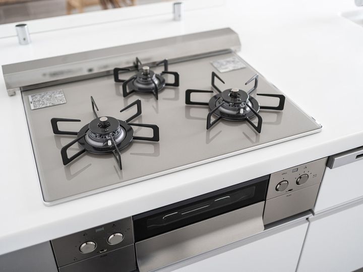 山崎実業の「折り畳みガスコンロカバー タワー ワイド」は、ガスコンロの上に置いて作業スペースや収納スペースとして使える折りたたみ式のカバーです。置くだけで調理台が増え、使わないときはスリムにたためる手軽さが評判の本商品を紹介します。