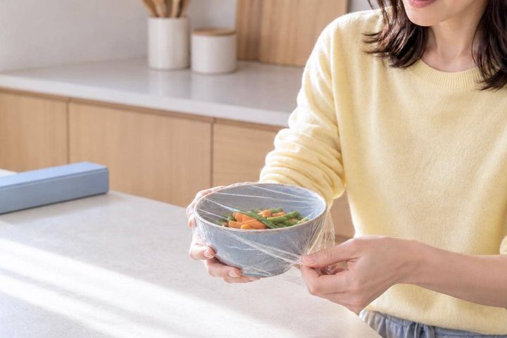 ラップが器にくっつかない…何度も押さえてない？試したい“全体を包む”ひと工夫