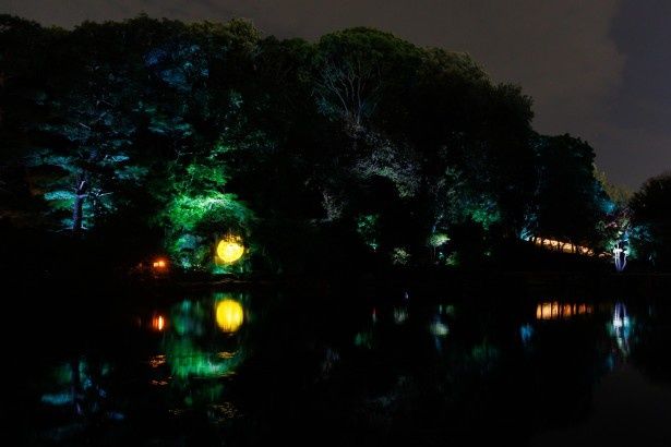 池の奥に浮かび上がる満月の演出もお見逃しなく！池に反射する姿も美しい 写真＝川崎賢大 