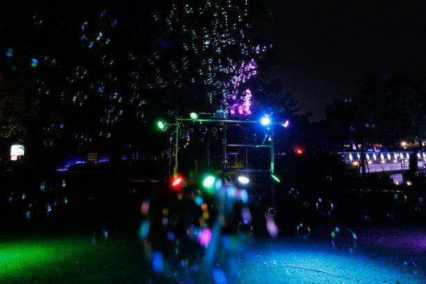 夜の闇に舞うカラフルなシャボン玉も幻想的だ 写真＝川崎賢大 