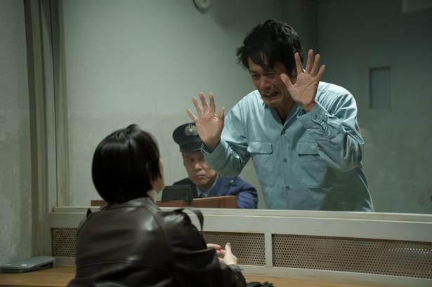 無実の罪によって逮捕され、創業した会社も失い、約8か月の勾留で拘禁病に罹ってしまう藤堂 [c]2026「負けへんで」製作委員会