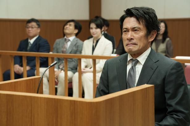 無実の罪によって逮捕された、不動産会社の社長・藤堂繁(内野聖陽) [c]2026「負けへんで」製作委員会