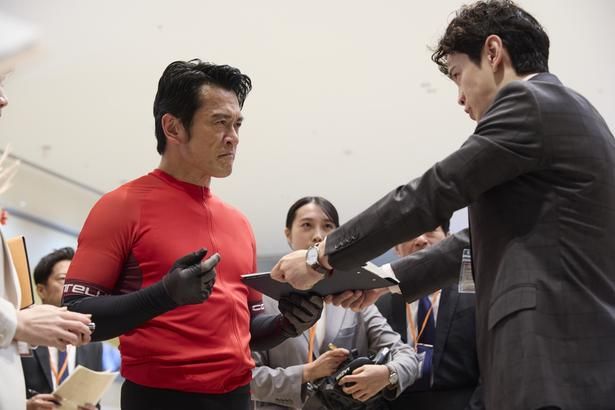 藤堂は30億の業務上横領の罪で逮捕されてしまう [c]2026「負けへんで」製作委員会