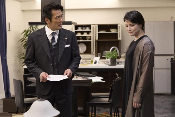 藤堂の恋人・林美奈(美村里江)は、愛のために覚悟をきめ、藤堂を叱咤激励する [c]2026「負けへんで」製作委員会