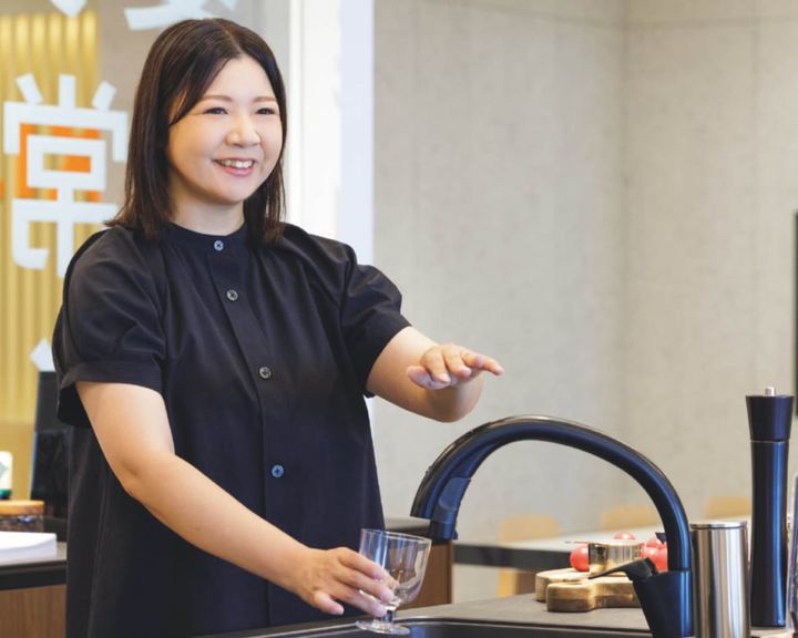 東日本の支店や流通店・販売店などに出向くことが多い結束さんは出張も多いそう。「お客さまに実際にお会いして商品の説明やサポートをしています。商品知識がないと成り立たないので、日々勉強をしています」
