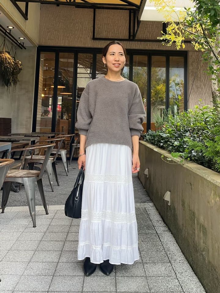 秋冬らしいブラウンニットに軽やかな白スカートをミックス 出典：WEAR