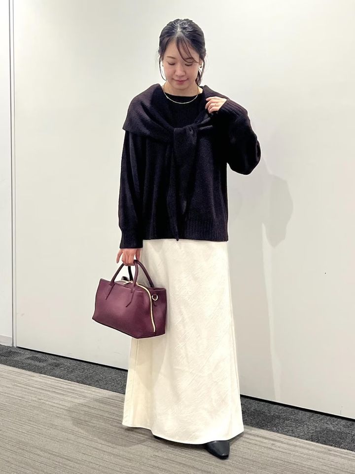 ニットに同色の三角形ニットスカーフを巻く着こなしがトレンドに！ 出典：WEAR