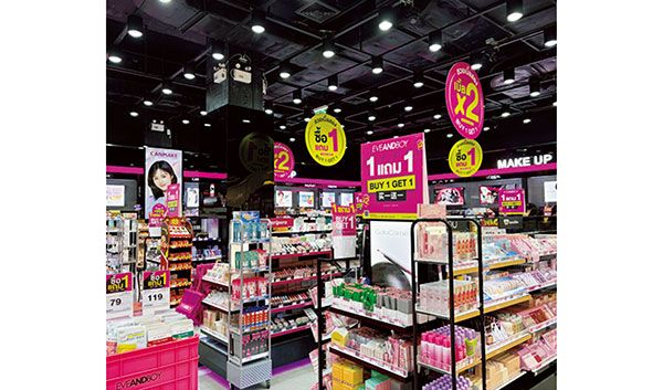 EVEANDBOY店内。スメがずらりと並ぶ