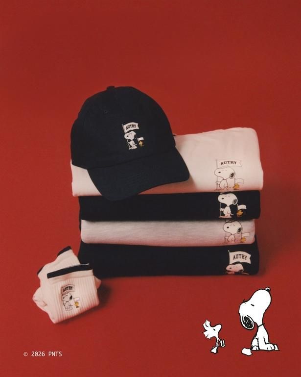 「SNOOPY × AUTRY」のTシャツ、スウェットシャツ、キャップ、ソックス。旗を持つスヌーピーとウッドストックのイラストが全アイテム共通の目印
