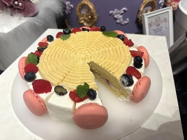 スミレのコンポートやバニラクリームを使った「トゥールビヨン・ド・ヴィオレット」