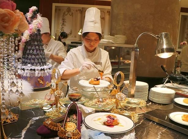 パティシエが目の前でスイーツを仕上げる「王妃のデザート・アトリエ」の様子。シュガー、抹茶、バナナ、キャラメルetc…の香りに包まれ、幸せな気分に