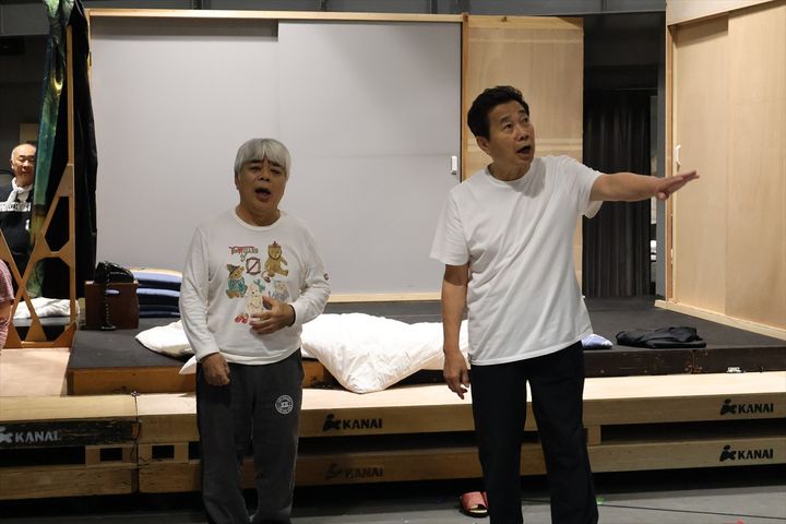 劇団スーパー・エキセントリック・シアター第64回本公演 ミュージカル・アクション・コメディー『愛と友情の大脱走 〜ラブ＆ピースフォーエバー〜』稽古場の様子 width=