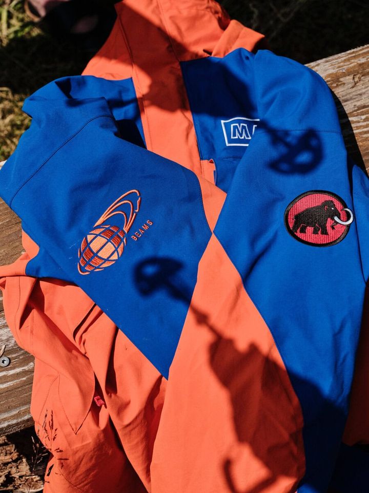 生地には70D×200DナイロンのGORE-TEX 2 Layerファブリックを採用。フラップフロントや内蔵フード、スノースカート、ベンチレーション、ハーネス対応ポケットなど、山岳ウェアの本格的な仕様を備えている。