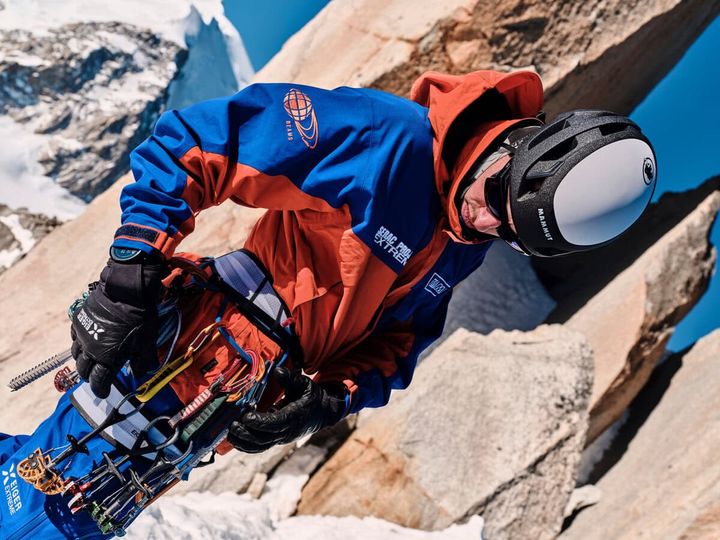 オリジナルの「Serac Project Extreme Jacket」をベースにした限定ジャケット。オレンジ×ブルーの配色に、左袖のMAMMUTビッグロゴと右袖のBEAMSロゴ刺繍を組み合わせている。