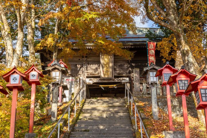 旧軽井沢から旧碓氷峠へ。縁結びの神社と紅葉も美しい茶屋の名物もちを味わって