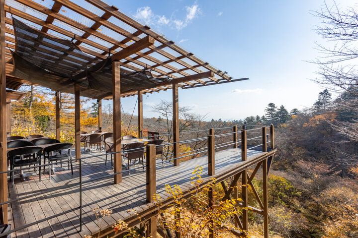 旧軽井沢から旧碓氷峠へ。縁結びの神社と紅葉も美しい茶屋の名物もちを味わって