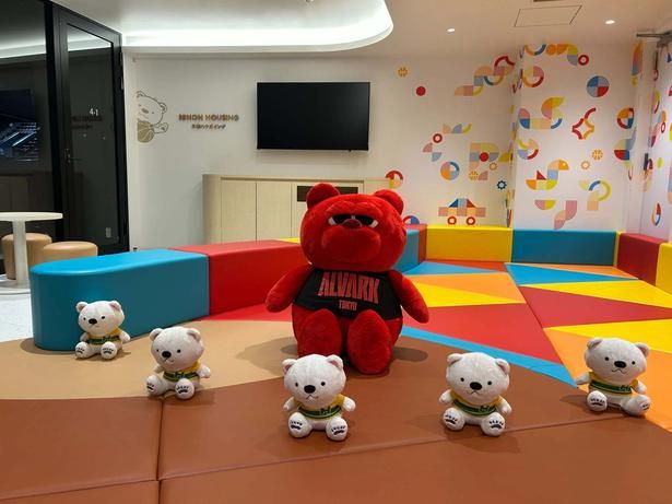 「日本ハウズイング FAMILY ROOM」には、巨大なMEGAルークが待っている ©︎ALVARK TOKYO