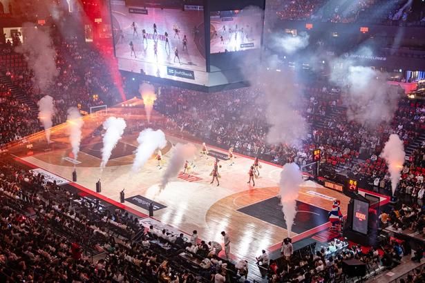 スモークや照明のなか、アルバルクチアリーダーの迫力あるショーで開幕