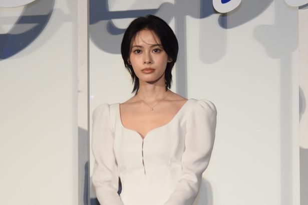容姿端麗かつスマートな振る舞いから“王子”と呼ばれる女子高生・滝口宵役の安斉星来 撮影：ソムタム田井
