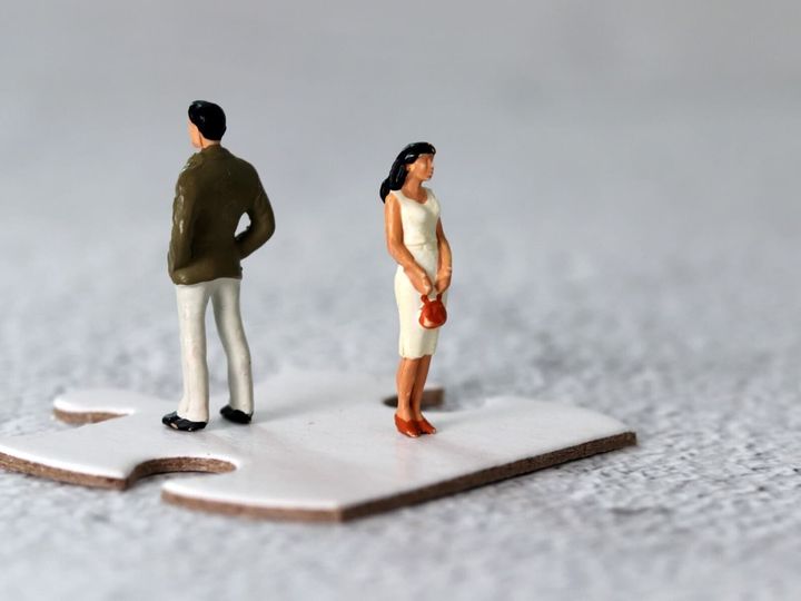 夫にときめかない、でも離婚したいわけでもない。今の自分自身の気持ちが「愛か情か」、5つの質問で確かめてみませんか。相談件数4万件の離婚カウンセラーが、熟年夫婦の新しい関係のつくり方をご紹介します。（※サムネイル画像：Shutterstock.com）