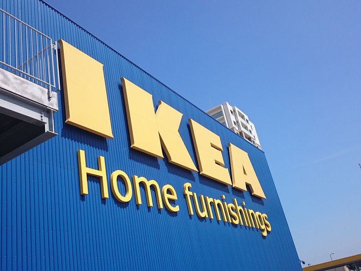 IKEA（イケア）の「SNURRAD スヌルラード 収納用ターンテーブル」は、360度回転して奥のものを手前に出せる、横長サイズの収納用ターンテーブルです。冷蔵庫の上段などで場所を有効に使える点が評判の本商品を紹介します。