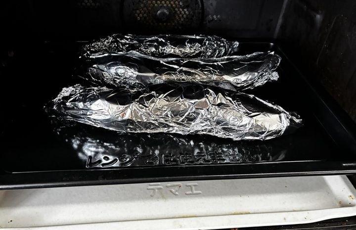 画像: 【画像②】3本のさつま芋をオーブンで焼きます