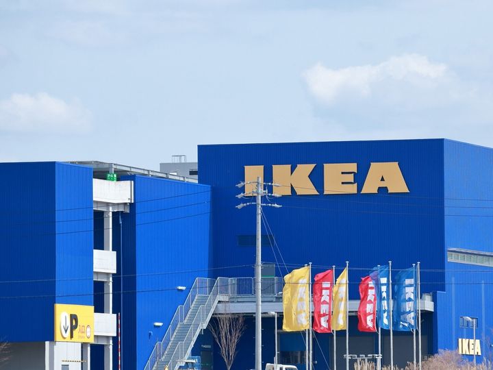 IKEA（イケア）の「LENNART レッナールト 引き出しユニット」は、中身が見える引き出しとキャスターを備えたスリムな収納ユニットです。組み立てやすく、小さなスペースにも置きやすい点が評判の本商品を紹介します。
