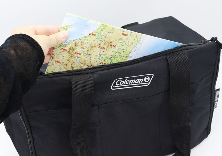 上部のファスナーだけを開けて地図をサッと出し入れしている様子
