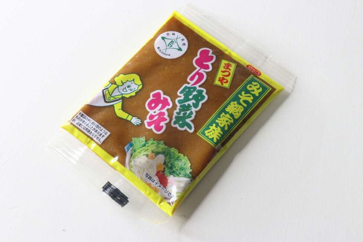 黄色いデザインのまつやとり野菜みそ1人前パッケージの接写