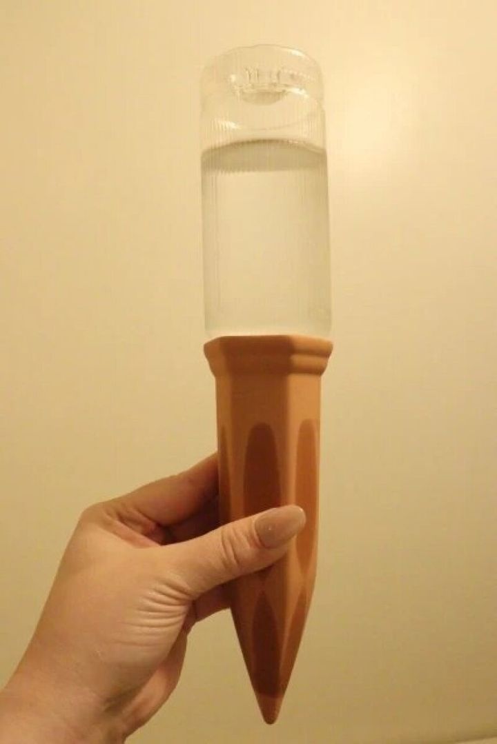 水を入れたペットボトルにウォーターディスペンサーを装着して手に持っている状態