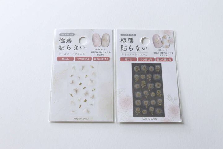 セリアのネイルアートフィルムニュアンスとロマンティック薔薇のパッケージが並んだ状態