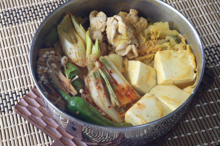 豚肉や白菜、豆腐などの具材がたっぷり入ったキムチ鍋の俯瞰写真