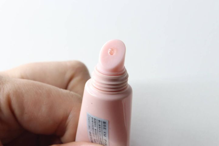 リップセラムの斜めカットされた塗布口に微細なラメ入りの液がついている状態