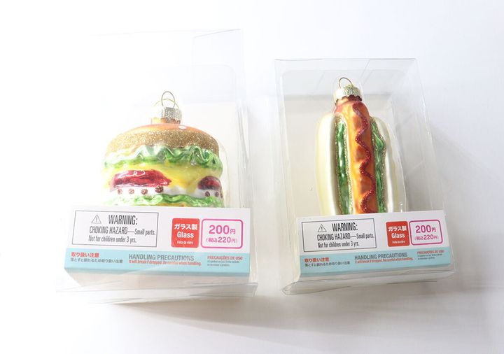 透明なプラスチックケースに入ったハンバーガーとホットドッグのガラスオーナメントのパッケージ