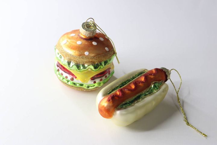 ケースから取り出したハンバーガーとホットドッグのポップなガラス製オーナメント2点