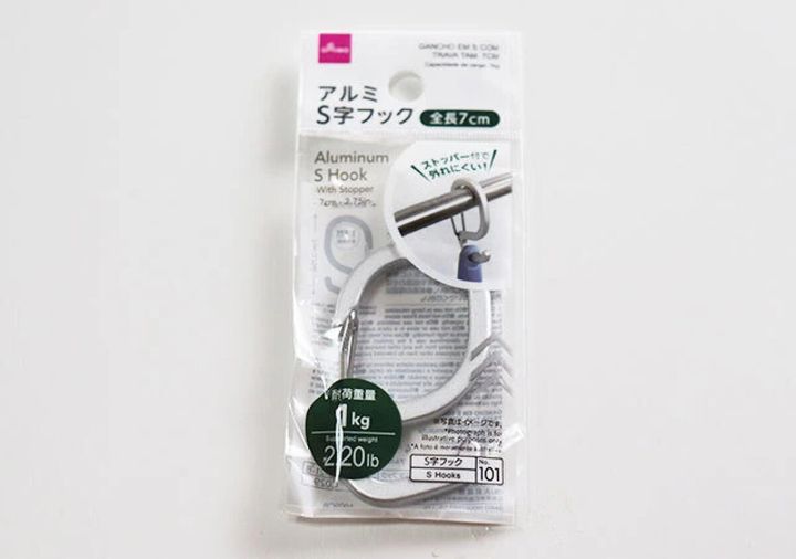ダイソーの「アルミS字フック（ストッパー付、7cm）」のパッケージ