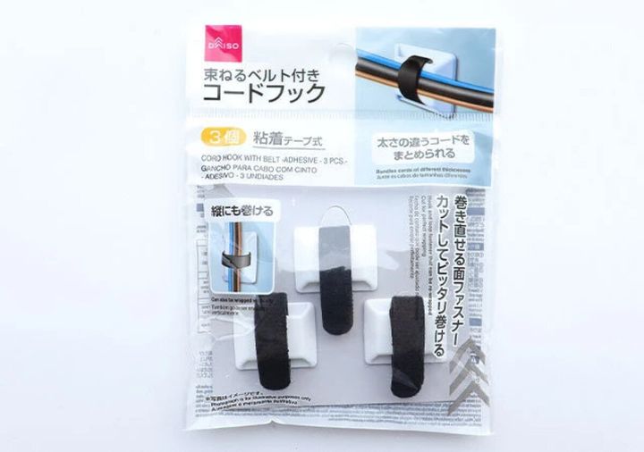ダイソーの「ベルト付コードフック（粘着、3個）」のパッケージ