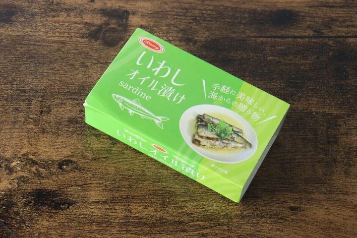 緑色のパッケージのダイソーいわしオイル漬けの箱