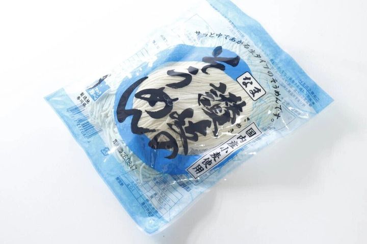青いパッケージに入ったダイソー讃岐そうめん