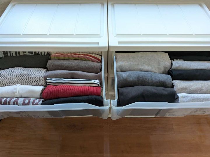引き出し式のプラスチックケースに洋服が綺麗に整理されている