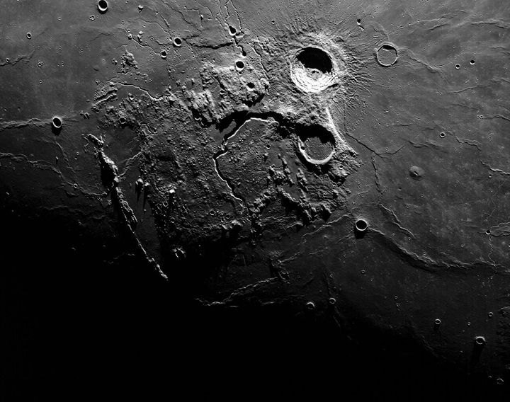 月は「縮んでいた」、断層の地図で半径の縮みは約42〜46mと判明