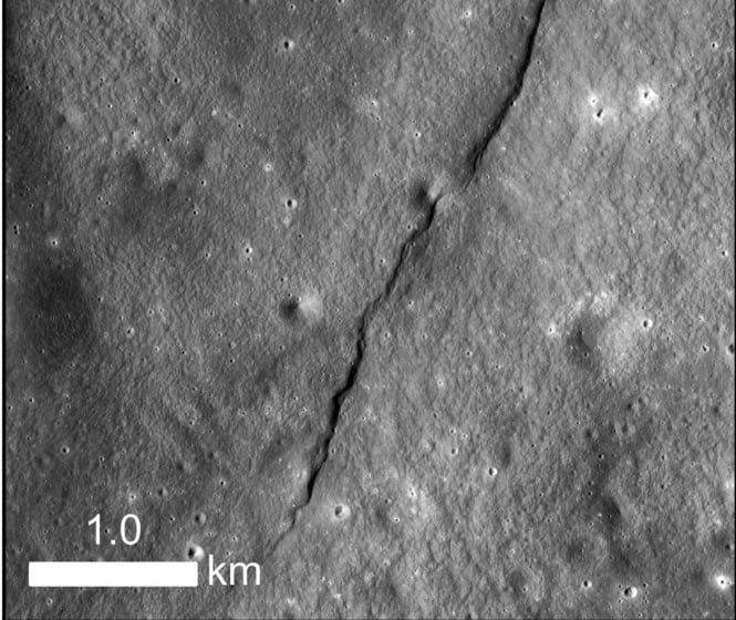 赤道に近い所にある「モロゾフ崖」を、探査機のカメラで撮った画像です(論文の図1の一部)。高さは最大で約36mで、例として示された4本の崖の中ではいちばん低いものです。