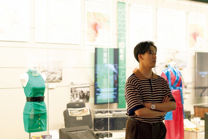 展示を鑑賞する尾上右近