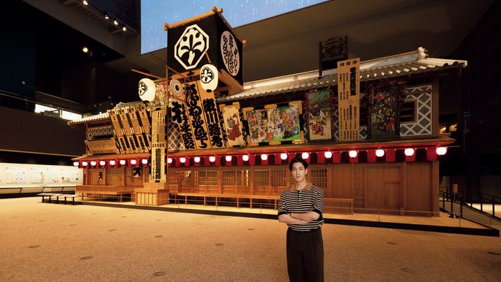 展示を鑑賞する尾上右近