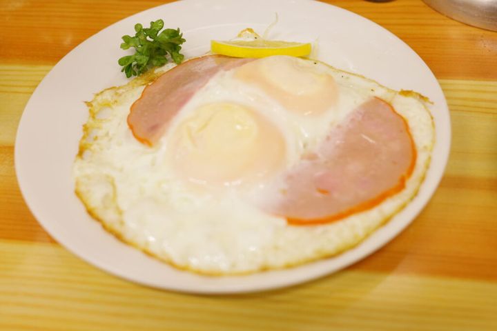 「いづみや 第二支店」のハムエッグ 