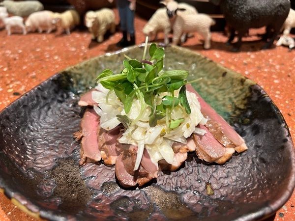炭火×世界の羊肉×厳選日本酒の新スタイル「炭羊 Lamb ＆ Sake」オープン！JR東京駅直結の、気軽に入れる“羊のIzakaya”