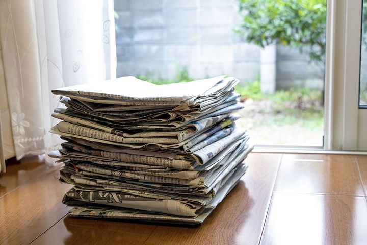 ちぎった濡れ新聞紙を使えばホコリを舞い上げず一網打尽に