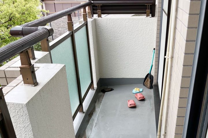 手すりや床に砂ぼこりが溜まりやすいベランダ