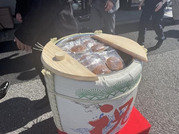 中にはどら焼きの「三笠山」がぎっしり